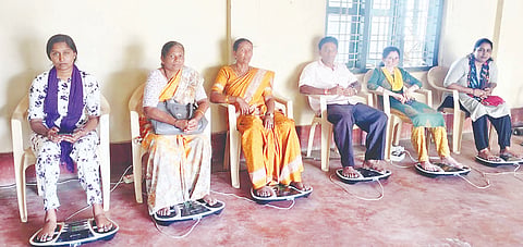 ಫುಟ್ ಪಲ್ಸ್ ಥೆರಪಿ ಉಚಿತಾ ಚಿಕಿತ್ಸಾ ಶಿಬಿರದಲ್ಲಿ ಪಾಲ್ಗೊಂಡಿರುವ ಶಿಬಿರಾರ್ಥಿಗಳು.