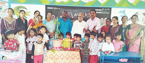 ಕುಶಾಲನಗರ ತಾಲೂಕು ಕೂಡ್ಲೂರು ಸರ್ಕಾರಿ ಹಿರಿಯ ಪ್ರಾಥಮಿಕ ಶಾಲೆಯಲ್ಲಿ ಆರಂಭಗೊಂಡ ಎಲ್.ಕೆ.ಜಿ. ಮತ್ತು ಯು.ಕೆ.ಜಿ. ತರಗತಿಗಳನ್ನು ಗ್ರಾಮ ಪಂಚಾಯ್ತಿ ಮಾಜಿ ಅಧ್ಯಕ್ಷ ಕೆ.ಕೆ.ಭೋಗಪ್ಪ ಉದ್ಘಾಟಿಸಿದರು. ಸಂತೋಷ್, ಸುಜಾತ, ಟಿ.ಜಿ.ಪ್ರೇಮಕುಮಾರ್, ಪವಿತ್ರ, ಕಲಾವತಿ ಇತರರು ಇದ್ದರು.