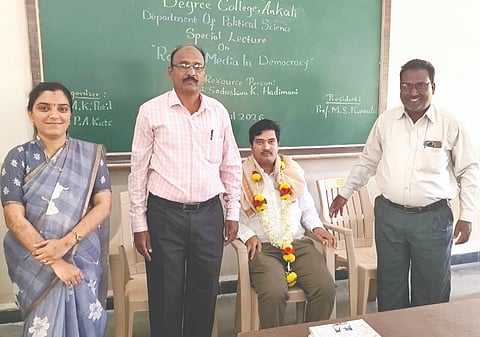 ಅಂಕಲಿ ಕೆಎಲ್‌ಇ ಸಂಸ್ಥೆಯ ಪದವಿ ಮಹಾವಿದ್ಯಾಲಯದಲ್ಲಿ ಹಮ್ಮಿಕೊಂಡಿದ್ದ ವಿಶೇಷ ಉಪನ್ಯಾಸ ಕಾರ್ಯಕ್ರಮದಲ್ಲಿ ಸದಾಶಿವ ಹಾದಿಮನಿ ಅವರನ್ನು ಸನ್ಮಾನಿಸಲಾಯಿತು. ಎ.ಕೆ.ಪಾಟೀಲ, ಪಿ.ಎ.ಕಾಟೆ, ಪಿ.ಎನ್.ತಳವಾರ ಇದ್ದರು.
