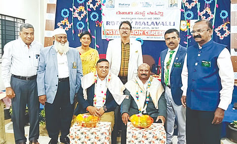 ಮಳವಳ್ಳಿ ಪಟ್ಟಣದ ರೋಟರಿ ಶಾಲೆಯಲ್ಲಿ ಆಯೋಜಿಸಿದ್ದ ಅಧ್ಯಕ್ಷ- ಕಾರ್ಯದರ್ಶಿ ಪದಗ್ರಹಣ ಕಾರ್ಯಕ್ರಮದಲ್ಲಿ ನಿಕಟಪೂರ್ವ ಅಧ್ಯಕ್ಷ ಆರೀಫ್ ಪಾಷ ಹಾಗೂ ಕಾರ್ಯದರ್ಶಿ ಟಿ.ಎಸ್.ಪ್ರಕಾಶ್ ಅವರನ್ನು ಅಭಿನಂದಿಸಲಾಯಿತು. ಮೊಹಮದ್ ಜಬಿ ಉಲ್ಲಾ, ಆರ್.ಜಿ.ಮಹದೇವಸ್ವಾಮಿ, ಅಕ್ಷರಾ ವೆಂಕಟೇಶ್, ಧರ್ಮರಾಜು, ಚಂದ್ರೇಶ್, ಎಂ.ಸಿ.ಶಿವಕುಮಾರ್, ಎಂ.ಜೆ.ಸುರೇಶ್, ಘನಶ್ಯಾಮ್ ದಾಸ್, ರಂಗಸ್ವಾಮಿ ಇದ್ದರು