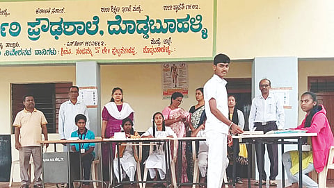 ಮಳವಳ್ಳಿ ತಾಲೂಕಿನ ದೊಡ್ಡಬೂಹಳ್ಳಿ ಸರ್ಕಾರಿ ಪ್ರೌಢಶಾಲೆಯಲ್ಲಿ ಸೋಮವಾರ ಹಮ್ಮಿಕೊಂಡಿದ್ದ ಶಾಲಾ ಸಂಸತ್ ಚುನವಾಣೆಯಲ್ಲಿ ವಿದ್ಯಾರ್ಥಿಗಳು ಮತದಾನ ಪ್ರಕ್ರಿಯೆಯಲ್ಲಿ ಪಾಲ್ಗೊಂಡರು. ಮುಖ್ಯ ಶಿಕ್ಷಕ ನಾಗೇಂದ್ರಮೂರ್ತಿ, ಸಹ ಶಿಕ್ಷಕರಾದ ಮಮತ, ಪ್ರಿಯಾ, ಮನುಜಾ, ಪ್ರಕಾಶ್, ಗುಂಡಪ್ಪ ಇದ್ದರು. 