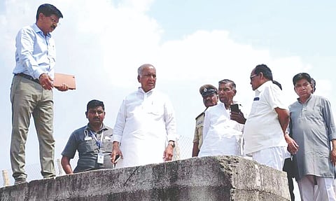 ಮಾನ್ವಿ ತಾಲೂಕಿನ ರಬ್ಬಣಕಲ್ ಗ್ರಾಮದಲ್ಲಿ ಭಾನುವಾರ ಕುಡಿವ ನೀರಿನ ಕೆರೆಗೆ ಸಚಿವ ಎನ್.ಎಸ್.ಬೋಸರಾಜು ಭೇಟಿ ನೀಡಿ ಪರಿಶೀಲಿಸಿದರು. ಶಾಸಕ ಹಂಪಯ್ಯನಾಯಕ, ಮುಖ್ಯಾಧಿಕಾರಿ ಪರಶುರಾಮ್ ದೇವಮಾನೆ ಇದ್ದರು.
