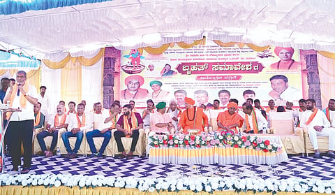 ಹುಣಶ್ಯಾಳ ಪಿವೈ ಗ್ರಾಮದಲ್ಲಿ ಹಮ್ಮಿಕೊಂಡಿದ್ದ ಕಾರ್ಯಕ್ರಮದಲ್ಲಿ ಶಾಸಕ ಬಾಲಚಂದ್ರ ಜಾರಕಿಹೊಳಿ ಮಾತನಾಡಿದರು. ಶಾಂತಭೀಷ್ಮ ಚೌಡಯ್ಯ ಸ್ವಾಮೀಜಿ, ಶಿವಾನಂದ ಸ್ವಾಮೀಜಿ, ಬಸವರಾಜ ಸ್ವಾಮೀಜಿ, ಎನ್.ರವಿಕುಮಾರ ಇತರರಿದ್ದರು.