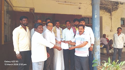 ನೀರು ಹರಿಸುವಂತೆ ಒತ್ತಾಯಿಸಿ ಹಿರೇಬುದನೂರ, ಓಬಲದಿನ್ನಿ ರೈತರು ಬೈಲಹೊಂಗಲದಲ್ಲಿ ಅಧಿಕಾರಿಗಳಿಗೆ ಮನವಿ ಸಲ್ಲಿಸಿದರು. ಶಂಕರ ಮಾಡಲಗಿ, ಲಕ್ಕಪ್ಪ ನಾಯ್ಕಪ್ಪಗೋಳ, ಗುರುಲಿಂಗಪ್ಪ ಅಂಗಡಿ ಇತರರಿದ್ದರು.