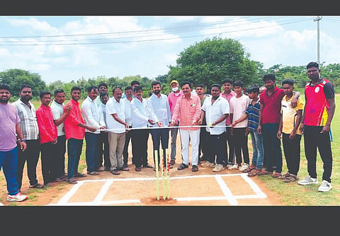 ಮುರಗೋಡ ಗ್ರಾಮದಲ್ಲಿ ಹಮ್ಮಿಕೊಂಡಿದ್ದ ನರೇಂದ್ರ ಮೋದಿ ಪ್ರೀಮಿಯರ್​ ಲೀಗ್​ ರಾಜ್ಯ ಮಟ್ಟದ ಮುಕ್ತ ಕ್ರಿಕೆಟ್​ ಪಂದ್ಯಾವಳಿಯನ್ನು ಯುವ ಮುಖಂಡ ಅಮಿತ ಪಾಟೀಲ ಉದ್ಘಾಟಿಸಿದರು. ಗಿರೀಶ ಅಳಾಜ. ಮಲ್ಲಿಕಾರ್ಜುನ ಸಿದ್ಧನಗೌಡ, ಸುರೇಶ ಮ್ಯಾಕಲ, ಪ್ರಶಾಂತ ಕಿತ್ತೂರ, ಭೀಮಶಿ ಯಲ್ಲನಾಯ್ಕರ ಇತರರಿದ್ದರು.