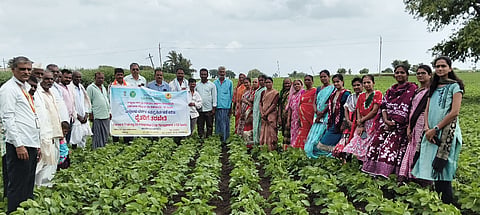 ಮರಕುಂಬಿ ಗ್ರಾಮದಲ್ಲಿ ಕೃಷಿ ಇಲಾಖೆ, ಕೆವಿಕೆ ಆಶ್ರಯದಲ್ಲಿ ಶನಿವಾರ ತರಬೇತಿ ಕಾರ್ಯಕ್ರಮ ಜರುಗಿತು. ಡಾ.ಎಸ್.ಎಸ್.ಹಿರೇಮಠ, ಎಂ.ಎ.ಅಮಠೆ, ರವಿ ಕುರಬೆಟ್ಟ, ಶ್ವೇತಾ ಕೋಟಗಿ ಇತರರಿದ್ದರು.