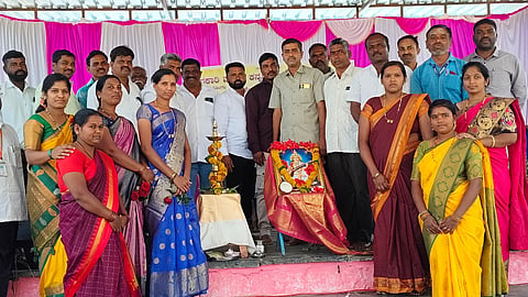 ವಣ್ಣೂರು ಗ್ರಾಮದ ಸರ್ಕಾರಿ ಮಾದರಿ  ಹಿರಿಯ ಪ್ರಾಥಮಿಕ ಕನ್ನಡ ಶಾಲೆಯಲ್ಲಿ 7ನೇ ತರಗತಿ ವಿದ್ಯಾರ್ಥಿಗಳ ಬೀಳ್ಕೊಡುಗೆ ಹಾಗೂ ಸರಸ್ವತಿ ಪೂಜೆ ಕಾರ್ಯಕ್ರಮದಲ್ಲಿ ಬಸವರಾಜ ಅಂಗಡಿ, ರವಿ ಪಾಟೀಲ, ಆರ್​.ಎ್​.ಜುಂಜುಣ್ಣವರ ಇತರರಿದ್ದರು.