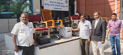 ರಾಯಚೂರಿನ ಸಮಾಜ ಕಲ್ಯಾಣ ಇಲಾಖೆ ವ್ಯಾಪ್ತಿಯ ವಸತಿ ನಿಲಯಗಳಿಗೆ ಆಹಾರ ಪೂರೈಕೆ ಮಾಡಿರುವ ಏಜೆನ್ಸಿಗೆ ಬಾಕಿ ಹಣ ಪಾವತಿ ಮಾಡದ ನಿಮಿತ್ತ ಜಿಲ್ಲಾ ಸಮಾಜ ಕಲ್ಯಾಣ ಇಲಾಖೆಯ ಉಪನಿರ್ದೇಶಕರ ಕಚೇರಿಯ  ಪೀಠೋಪಕರಣಗಳನ್ನು  ಮಂಗಳವಾರ ವಕೀಲರ ನೇತೃತ್ವದಲ್ಲಿ ಜಪ್ತಿ ಮಾಡಲಾಯಿತು.