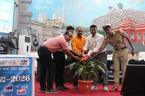 ನಗರದ ಜಿಲ್ಲಾ ಪಂಚಾಯತ್ ಸಭಾಂಗಣದಲ್ಲಿ ಗುರುವಾರ ಮಾಹಿತಿ ತಂತ್ರಜ್ಞಾನ ವತಿಯಿಂದ ಇತ್ತೀಚೆಗೆ ಹಮ್ಮಿಕೊಳ್ಳಲಾಗಿದ್ದ ಸುರಕ್ಷಿತ ಅಂತರ್ಜಾಲ ದಿನ-2026ರ ಕಾರ್ಯಾಗಾರವನ್ನು ಜಿಪಂ ಉಪ ಕಾರ್ಯದರ್ಶಿ  ಹಾಲಸಿದ್ದಪ್ಪ ಪೂಜಾರಿ ಉದ್ಘಾಟಿಸಿದರು.  ವೈರ್‌ಲೆಸ್ ಪಿಎಸ್‌ಐ ಮಹೇಶ , ಎನ್‌ಐಸಿನ ಹಿರಿಯ ನಿರ್ದೇಶಕ ಟಿ.ಕೆ.ರಾಘವೇಂದ್ರ,ಜಿಪಂ ಮುಖ್ಯ ಲೆಕ್ಕಾಧಿಕಾರಿ ಡಾ.ವಿಜಯಶಂಕರ್, ಜಿಲ್ಲಾಧಿಕಾರಿಗಳ ಕಚೇರಿಯ ತಹಶೀಲ್ದಾರ್ ಜಗದ್ದೀಶ್ ಇದ್ದರು.