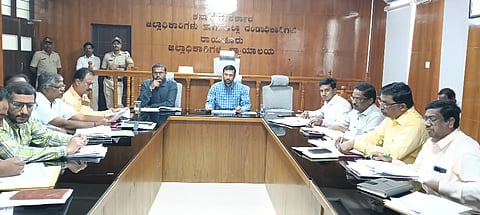 ರಾಯಚೂರಿನ ಜಿಲ್ಲಾಧಿಕಾರಿಗಳ ಭವನದಲ್ಲಿ ಗುರುವಾರ ಜಿಲ್ಲಾಧಿಕಾರಿ ನಿತೀಶ್ ಕೆ., ಅಧ್ಯಕ್ಷತೆಯಲ್ಲಿ  ಎಸ್‌ಸಿಪಿ, ಟಿಎಸ್‌ಪಿ ಯೋಜನೆಯ 2025-26ನೇ ಸಾಲಿನ ಕಾರ್ಯಕ್ರಮಗಳ ಅನುಷ್ಠಾನದ ಪ್ರಗತಿ ಪರಿಶೀಲನಾ ಸಭೆ ನಡೆಯಿತು. ಜಿಪಂ ಸಿಇಓ ಈಶ್ವರ ಕುಮಾರ ಕಾಂದೊ, ಕೃಷಿ ಇಲಾಖೆಯ ಜಂಟಿ ನಿರ್ದೇಶಕ ಪ್ರಕಾಶ ಚೌವ್ಹಾಣ್, ರಿಮ್ಸ್ ಸಂಸ್ಥೆಯ ನಿರ್ದೇಶಕ ಡಾ.ರಮೇಶ ಬಿ.ಹೆಚ್., ಸಮಾಜ ಕಲ್ಯಾಣ ಇಲಾಖೆಯ ಉಪ ನಿರ್ದೇಶಕ ಪ್ರವೀಣ ಕುಮಾರ್, ಮಹಿಳಾ ಮತ್ತು ಮಕ್ಕಳ ಅಭಿವೃದ್ಧಿ ಇಲಾಖೆಯ ಉಪ ನಿರ್ದೇಶಕ ನವೀನ್ ಕುಮಾರ , ಪಶು ಸಂಗೋಪನೆ ಇಲಾಖೆಯ ಆಡಳಿತಾಧಿಕಾರಿ ಬಿ.ವೈ.ವಾಲ್ಮೀಕಿ, ಡಿಡಿಪಿಐ ಕೆ.ಡಿ.ಬಡಿಗೇರ ಇದ್ದರು.