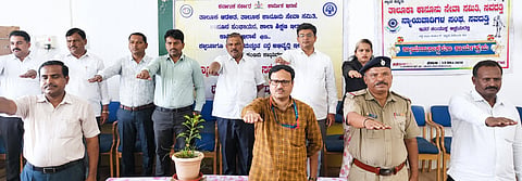 ಸವದತ್ತಿಯ ಕುಮಾರೇಶ್ವರ ಸ್ವತಂತ್ರ ಪದವಿ ಪೂರ್ವ ಕಾಲೇಜಿನಲ್ಲಿ ವಿಶ್ವ ಬಾಲ ಕಾರ್ಮಿಕ ವಿರೋಧಿ ದಿನದ ಅಂಗವಾಗಿ ಪ್ರತಿಜ್ಞಾವಿಧಿ ಸ್ವೀಕರಿಸಲಾಯಿತು. ದೇವದಾಸ ಎಚ್​., ಮಲ್ಲಿಕಾರ್ಜುನ ಹೆಗ್ಗನ್ನವರ, ಸಾವಿತ್ರಿ ಶಿಬಾರಗಟ್ಟಿ ಇತರರಿದ್ದರು.