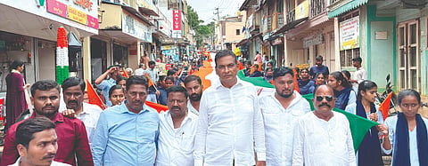 ಸವದತ್ತಿಯಲ್ಲಿ ತಿರಂಗಾ ಯಾತ್ರೆಯಲ್ಲಿ ವಿರೂಪಾಕ್ಷ ಮಾಮನಿ, ಬಾಳಪ್ಪ ಮಡಿವಾಳರ, ಶ್ರೇಯಸ್ ಮಾಮನಿ, ಬಾಳಪ್ಪ ಮಡಿವಾಳರ ಹಾಗೂ ಕಾರ್ಯಕರ್ತರು ಇದ್ದರು.