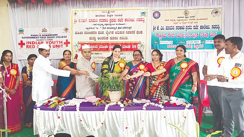 ಸವದತ್ತಿಯಲ್ಲಿ ಹಮ್ಮಿಕೊಂಡಿದ್ದ ಅಂತಾರಾಷ್ಟ್ರೀಯ ಮಹಿಳಾ ದಿನಾಚರಣೆ ಕಾರ್ಯಕ್ರಮವನ್ನು ಶೃತಿ ವೈದ್ಯ ಉದ್ಘಾಟಿಸಿದರು. ಡಾ.ಮಾರುತಿ ಎಂ.ಡಾ.ಶಕುಂತಲಾ ಅಜ್ಜನ್ನವರ ಇತರರಿದ್ದರು.