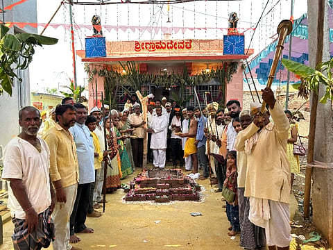 ಸವದತ್ತಿ ನಗರದ ಗ್ರಾಮದೇವಿ ದೇವಸ್ಥಾನದಲ್ಲಿ ಮೇಟಿ ಮನೆತನದ ಸಂಪ್ರದಾಯದಂತೆ ಮೇಟಿಗೆ ಪೂಜೆ ಸಲ್ಲಿಸಲಾಯಿತು. ಭರಮಪ್ಪ ಅಣ್ಣಿಗೇರಿ, ಸುಭಾಸ ಮೇಟಿ, ಸಂಜೀವ ಮೇಟಿ, ಬಸವರಾಜ ಮೇಟಿ, ಮಂಜುನಾಥ ಮೇಟಿ, ಶಿವಪ್ಪ ಮೇಟಿ ಇತರರಿದ್ದರು.