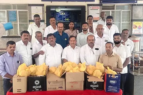 ಸಿಗಂದೂರು ಕ್ಷೇತ್ರದ ಧರ್ಮದರ್ಶಿ ಎಸ್.ರಾಮಪ್ಪ ಜನ್ಮದಿನದ ಅಂಗವಾಗಿ ಸಾಗರ ಉಪವಿಭಾಗೀಯ ಆಸ್ಪತ್ರೆ, ತಾಯಿ-ಮಗು ಆಸ್ಪತ್ರೆಯಲ್ಲಿ ಒಳರೋಗಿಗಳಿಗೆ ಹಣ್ಣು ವಿತರಣೆ ಕಾರ್ಯಕ್ರಮದಲ್ಲಿ ಟಿ.ವಿ.ಪಾಂಡುರಂಗ, ಚೇತನ್‌ರಾಜ್, ಗಿರೀಶ್ ಕೋವಿ ಇತರರಿದ್ದರು.