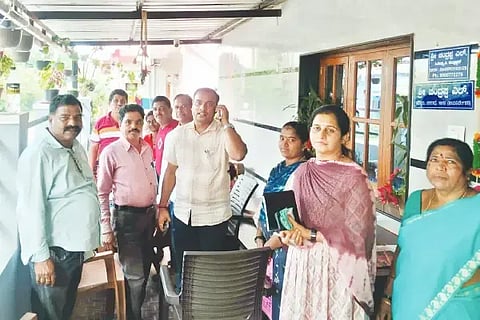 ಸಾಗರದ ಶ್ರೀಧರನಗರದಲ್ಲಿ ಮತದಾರರ ಪಟ್ಟಿ ವಿಶೇಷ ಪರಿಷ್ಕರಣೆ ಕಾರ್ಯವನ್ನು ಉಪವಿಭಾಗಾಧಿಕಾರಿ ವೀರೇಶ್‌ಕುಮಾರ್ ಪರಿಶೀಲಿಸಿದರು. ಎಲ್.ಚಂದ್ರಪ್ಪ, ಹರೀಶ್, ರಾಮಪ್ಪ ಇತರರಿದ್ದರು.