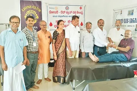 ಸಾಗರದ ಪ್ರಜ್ಞಾಭಾರತಿ ವಿದ್ಯಾಮಂದಿರದಲ್ಲಿ ಲಯನ್ಸ್ ಕ್ಲಬ್‌ನಿಂದ ಆಯೋಜಿಸಿದ್ದ ರಕ್ತದಾನ ಶಿಬಿರದಲ್ಲಿ ಅಶ್ವಿನಿಕುಮಾರ್, ಸದಾನಂದ ಶರ್ಮ, ಭಾರತಿ ಶರ್ಮ, ಡಾ. ಟಿ.ಪ್ರಸನ್ನ ಮತ್ತಿತರರಿದ್ದರು.