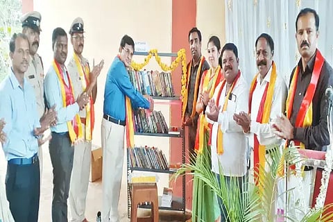 ಸೊರಬದ ಅಗ್ನಿಶಾಮಕ ಠಾಣೆ ಅವರಣದಲ್ಲಿ ಆಯೋಜಿಸಿದ್ದ ಮನೆಗೊಂದು ಗ್ರಂಥಾಲಯವನ್ನು ಡಾ. ಎಂ.ಕೆ ಭಟ್ ಉದ್ಘಾಟಿಸಿದರು. ಶಂಕರ್ ಶೇಟ್, ಕೆ.ಮಹಾಬಲೇಶ್ವರ್, ಶಂಕರ್, ಡಾ. ಮಹಾಲಿಂಗ ಕೊಳ್ಳೆ ಇತರರಿದ್ದರು.