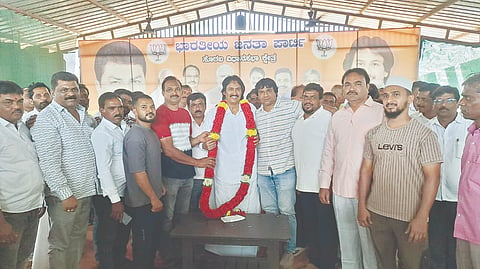 ಸೊರಬ ಬಿಜೆಪಿ ಕಚೇರಿಯಲ್ಲಿ ಸೊರಬ ಬ್ಯಾಡ್ಮಿಂಟನ್​ ಅಸೋಸಿಯೇಷನ್​ನಿಂದ ಕುಮಾರ್​ ಬಂಗಾರಪ್ಪ ಅವರನ್ನು ಸನ್ಮಾನಿಸಲಾಯಿತು. ಸೈಯದ್​ ಅಕಿಲ್​, ಎಂ.ಪಿ.ರಾವೇಂದ್ರ, ಮಹಮ್ಮದ್​ ಯಾಸೀನ್​ ಇತರರಿದ್ದರು.