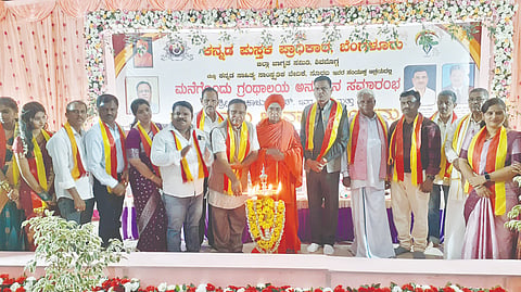 ಸೊರಬದಲ್ಲಿ ಆಯೋಜಿಸಿದ್ದ ಮನೆಗೊಂದು ಗ್ರಂಥಾಲಯ ಕಾರ್ಯಕ್ರಮವನ್ನು ಕನ್ನಡ ಪುಸ್ತಕ ಪ್ರಾಧಿಕಾರದ ಅಧ್ಯ ಡಾ. ಮಾನಸ ಉದ್ಘಾಟಿಸಿದರು. ಎಚ್​.ಮಲ್ಲಿಕಾರ್ಜುನ್​, ಶಂಕರ್​ ಶೇಟ್​, ಡಿ.ಮಂಜುನಾಥ್​, ರೂಪಾ ಶ್ರೀನಾಥ್​, ಸುನೀತಾ ಇತರರಿದ್ದರು.