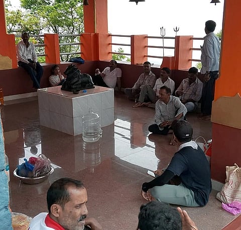 ಸೋಮವಾರಪೇಟೆ ತಾಲೂಕಿನ ಹಿರಿಕರ ಗ್ರಾಮದ ಕೃಷಿಕರು ಮಳೆಗಾಗಿ ಮಾಲಂಬಿ ಬೆಟ್ಟದಲ್ಲಿರುವ ಶ್ರೀ ಮಳೆಮಲ್ಲೇಶ್ವರ ದೇವರಿಗೆ ಪ್ರಾರ್ಥನೆ ಸಲ್ಲಿಸಿದರು.