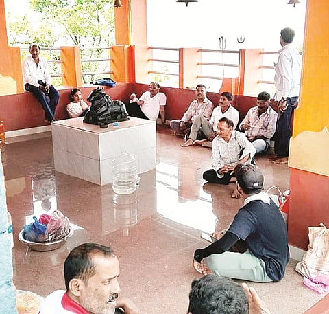 ಸೋಮವಾರಪೇಟೆ ತಾಲೂಕಿನ ಹಿರಿಕರ ಗ್ರಾಮದ ಕೃಷಿಕರು ಮಳೆಗಾಗಿ ಮಾಲಂಬಿ ಬೆಟ್ಟದಲ್ಲಿರುವ ಶ್ರೀ ಮಳೆಮಲ್ಲೇಶ್ವರ ದೇವರಿಗೆ ಪ್ರಾರ್ಥನೆ ಸಲ್ಲಿಸಿದರು.