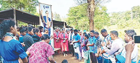  ಸೋಮವಾರಪೇಟೆ ತಾಲೂಕಿನ ಕುಂಬೂರು ಗ್ರಾಮದ ಪೈಸಾರಿ ಜಾಗದಲ್ಲಿ ನಿವೇಶನಕ್ಕಾಗಿ ಕಾರ್ಮಿಕರು  ಧರಣಿ ನಡೆಸಿದರು. 