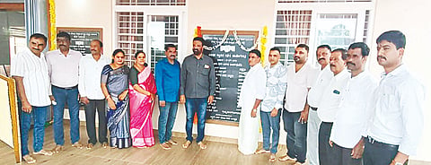 ಸೋಮವಾರಪೇಟೆ ಸಮೀಪದ ಗೌಡಳ್ಳಿ  ಪ್ರಾಥಮಿಕ ಕೃಷಿ ಪತ್ತಿನ ಸಹಕಾರ ಸಂಘದ ನೂತನ ಕಟ್ಟಡದ ಕಚೇರಿಯನ್ನು ಸಂಘದ ಅಧ್ಯಕ್ಷ ಭರತ್ ಕುಮಾರ್ ಉದ್ಘಾಟಿಸಿದರು. ನೇತ್ರಾವತಿ, ಸುರೇಶ್, ಮೊಗಪ್ಪ, ಶಿವಪ್ರಕಾಶ್ ಇದ್ದರು.