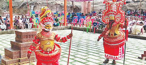 ಸೋಮವಾರಪೇಟೆ ತಾಲೂಕಿನ ಐಗೂರು ಶ್ರೀ ಮುತ್ತಪ್ಪ ದೇವಾಲಯದಲ್ಲಿ ಪರಿವಾರ ದೈವಗಳ ಕೋಲ ಜರುಗಿತು. 