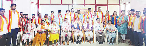 ರಾಷ್ಟ್ರೀಯ ವೈದ್ಯರ ದಿನಾಚರಣೆ ಅಂಗವಾಗಿ ಸೋಮವಾರಪೇಟೆ ಸರ್ಕಾರಿ ಆಸ್ಪತ್ರೆಯ ವೈದ್ಯರನ್ನು  ಕರವೇ ವತಿಯಿಂದ ಸನ್ಮಾನಿಸಲಾಯಿತು. ಸತೀಶ್, ದೀಪಕ್, ಕಿರಣ್ ಇದ್ದರು.