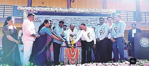 ವಿಘ್ನೇಶ್ವರ ಶಾಲಾ ವಾರ್ಷಿಕೋತ್ಸವವನ್ನು ಬಿಇಒ ಕೃಷ್ಣಪ್ಪ ಉದ್ಘಾಟನೆ ಮಾಡಿದರು. ಚಿತ್ರದಲ್ಲಿ ಪ್ರಕಾಶ್, ಲೋಕೇಶ್, ಭವಾನಿ ಗುರು, ಗೀತಾ ಹರೀಶ್, ಸಿಕೆ ದಿನೇಶ್ ಇದ್ದರು.