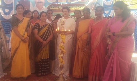 ಹೊಸಕೋಟೆ ತಾಲೂಕಿನ ಲಕ್ಕೊಂಡಹಳ್ಳಿಯಲ್ಲಿ ಆಯೋಜಿಸಿದ್ದ ಮಹಿಳಾ ಕ್ರೀಡಾಕೂಟವನ್ನು ಪ್ರತಿಭಾಶರತ್​ ಬಚ್ಚೇಗೌಡ ಉದ್ಘಾಟಿಸಿದರು. ಟಿಎಪಿಸಿಎಂಎಸ್​ ನಿರ್ದೇಶಕಿ ಬೇಗೂರು ಪಾರ್ವತಮ್ಮ, ಗ್ರಾಪಂ ಅಧ್ಯಕ್ಷೆ ಪದ್ಮಾವತಿ, ಮಾಜಿ ಅಧ್ಯಕ್ಷೆ ಭಾರತಿದೇವರಾಜ್​ ಇತರರು ಇದ್ದರು.