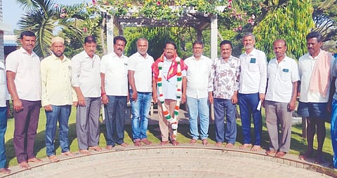 ಸೂಲಿಬೆಲೆ ಸರ್ಕಾರಿ ಸ್ವತಂತ್ರ ಪದವಿ ಪೂರ್ವ ಕಾಲೇಜಿನ ಅಭಿವೃದ್ಧಿಗೆ ಸಹಕಾರ ನೀಡಿದ ಸಹಕಾರ ಬ್ಯಾಂಕ್​ ಅಧ್ಯಕ್ಷ ಬಿ.ವಿ.ಸತೀಶಗೌಡ ಅವರನ್ನು ಸನ್ಮಾನಿಸಲಾಯಿತು. ಕಾಲೇಜು ಅಭಿವೃದ್ಧಿಸಮಿತಿ ಸದಸ್ಯರಾದ ಪ್ರಶಾಂತ್​, ಜಿಯಾವುಲ್ಲಾಖಾನ್​, ಬೆಟ್ಟಹಳ್ಳಿ ಗೋಪಿನಾಥ್​, ಜೇನುಗೂಡು ಟ್ರಸ್ಟ್​ ನಿರ್ದೇಶಕ ನಯಾಜ್​ ಖಾನ್​, ಜಿಲ್ಲಾ ಗ್ಯಾರಂಟಿ ಯೋಜನೆ ನಿರ್ದೇಶಕ ಸೈಯದ್​ ಮಹಬೂಬ್​, ಉಪನ್ಯಾಸಕ ಕುಮಾರ್​, ತಿಮ್ಮಪ್ಪನಹಳ್ಳಿ ಡೇರಿ ಶ್ರೀನಿವಾಸ್​ ಇತರರು ಇದ್ದರು.  
