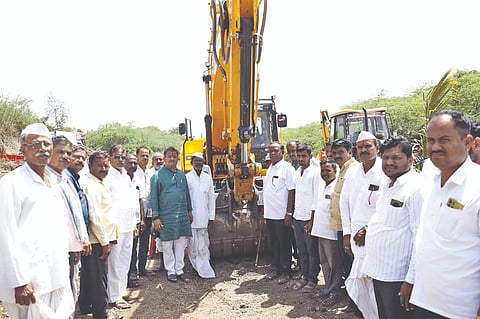 ಕೆಂಗನಾಳ ಗ್ರಾಮದ ಹಳ್ಳಕ್ಕೆ ಅಡ್ಡಲಾಗಿ ಬ್ರೀಡ್ಜ್ ಕಂ ಬ್ಯಾರೇಜ್ ನಿರ್ಮಾಣ ಕಾಮಗಾರಿಗೆ ಶಾಸಕ ಅಶೋಕ ಮನಗೂಳಿ ಭೂಮಿ ಪೂಜೆ ನೆರವೇರಿಸಿದರು. ಆರ್.ಎಸ್. ರೇವಶೆಟ್ಟಿ, ಶರಣಗೌಡ ಪಾಟೀಲ, ಸಿ.ಎನ್. ಬರಡೋಲ, ಆರ್.ಸಿ. ರೇವಶೆಟ್ಟಿ ಇತರರಿದ್ದರು.