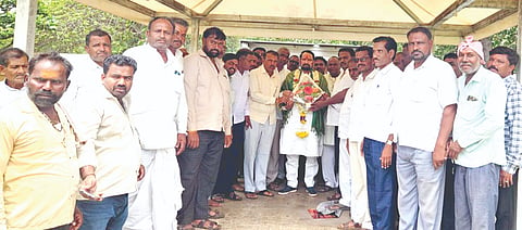 ಕೊಟ್ಟಲಗಿ ಗ್ರಾಮದ ಬಹುದಿನಗಳ ಬೇಡಿಕೆಯಾಗಿದ್ದ ಕರ್ನಾಟಕ ಪಬ್ಲಿಕ್ ಸ್ಕೂಲ್ ಮಂಜೂರಾದ ಹಿನ್ನೆಲೆಯಲ್ಲಿ ಶಾಸಕ ಲಕ್ಷ್ಮಣ ಸವದಿ ಅವರನ್ನು ಸನ್ಮಾನಿಸಲಾಯಿತು. ಸಿದ್ದರಾಯ ಯಲ್ಲಡಗಿ, ಅಪ್ಪಾಸಾಬ ಬಿರಾದರ ಇತರರಿದ್ದರು.