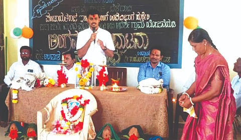 ಉಳ್ಳಾಗಡ್ಡಿ-ಖಾನಾಪುರ ಸಮೀಪದ ಅಲದಾಳ ಗ್ರಾಮದಲ್ಲಿ ಅಂಗನವಾಡಿ ಕಟ್ಟಡ ಉದ್ಘಾಟನಾ ಕಾರ್ಯಕ್ರಮದಲ್ಲಿ ರಾಹುಲ ಜಾರಕಿಹೊಳಿ ಮಾತನಾಡಿದರು. ಹೊಳೆಪ್ಪ ಎಚ್., ಭರಮಾ ಹಳ್ಳೂರಿ, ದಯಾನಂದ ಪಾಟೀಲ ಇತರರಿದ್ದರು.