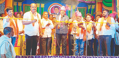 ಯರಗಟ್ಟಿ ಸಮೀಪದ ರೈನಾಪುರಲ್ಲಿ ಶಿವಶರಣೆ ಹೇಮರಡ್ಡಿ ಮಲ್ಲಮ್ಮ ಜಯಂತಿ ಅಂಗವಾಗಿ ಹಮ್ಮಿಕೊಂಡಿದ್ದ ಸಾಮಾಜಿಕ ನಾಟಕಕ್ಕೆ ಶಾಸಕ ವಿಶ್ವಾಸ ವೈದ್ಯ ಚಾಲನೆ ನೀಡಿದರು. ವಿಠ್ಠಲ ಬಂಟನೂರ, ಎಸ್.ಎ್.ಸಿದ್ನಾಳ, ರಾಜು ಕಳ್ಳಿಗುದ್ದಿ, ವೆಂಕಣ್ಣ ಕಳ್ಳಿಗುದ್ದಿ ಇತರರಿದ್ದರು.