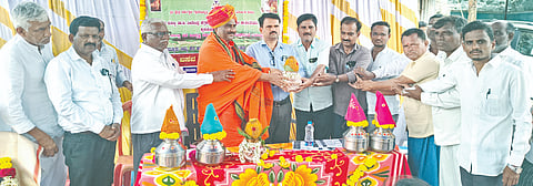  ಯಡ್ರಾಮಿ ತಾಲೂಕಿನ ಬಳಬಟ್ಟಿಯಲ್ಲಿ ಹಮ್ಮಿಕೊಂಡಿದ್ದ ಕೆರೆ ಹಸ್ತಾಂತರ ಕಾರ್ಯಕ್ರಮದಲ್ಲಿ ಶ್ರೀ ಗುರುಲಿಂಗ ಸ್ವಾಮೀಜಿ, ಭೀಮನಗೌಡ ಹಿರೇಗೌಡ, ದಿನೇಶ ಪೂಜಾರಿ, ಈರಣ್ಣ ಮುಕ್ಕಣ್ಣಿ, ಮಾಲತೇಶ, ಮಲ್ಲಮ್ಮ ಇತರರಿದ್ದರು.