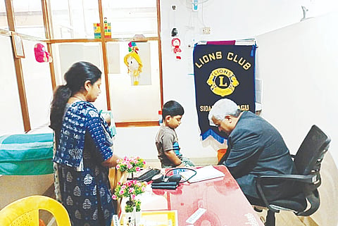 ಸಿದ್ದಾಪುರದ ಸೇಕ್ರೆಡ್ ಹಾರ್ಟ್ ಆಸ್ಪತ್ರೆಯಲ್ಲಿ ಭಾನುವಾರ ಆಯೋಜಿಸಿದ್ದ ಉಚಿತ ಸ್ಕೋಲಿಯೋಸಿಸ್(ಬೆನ್ನುಮೂಳೆ ವಕ್ರತೆ) ತಪಾಸಣಾ ಶಿಬಿರದಲ್ಲಿ ಮಕ್ಕಳು ತಪಾಸಣೆ ಮಾಡಿಸಿಕೊಂಡರು.