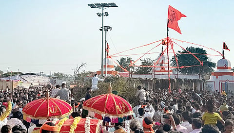 ಅಗಳಕೇರಾ ಮಾರುತೇಶ್ವರ ಕಾರ್ತಿಕೋತ್ಸವ ಅಂಗವಾಗಿ ಭಾನುವಾರ ಮುಳ್ಳಿ ಗದ್ದುಗೆ ಭಕ್ತರು ಜಿಗಿದರು.