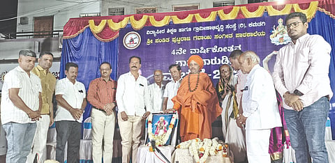 ಕಮತಗಿ ಶಹರ ಗಜಾನನ ವೇದಿಕೆ ಸಮೀಪ ವಿದ್ಯಾಪೀಠ ಶಿಕ್ಷಣ ಗ್ರಾಮೀಣಾಭಿವೃದ್ಧಿ ಸಂಸ್ಥೆ ವತಿಯಿಂದ ನಡೆಯುತ್ತಿರುವ ಪಂಡಿತ ಪುಟ್ಟರಾಜ ಗವಾಯಿ ಸಂಗೀತ ಪಾಠಶಾಲೆಯ 4ನೇ ವಾರ್ಷಿಕೋತ್ಸವ ಅಂಗವಾಗಿ ಭಾನುವಾರ ಆಯೋಜಿಸಿದ್ದ ಗಾನ ಗಾರುಡಿಗ ವೈಭವ ಕಾರ್ಯಕ್ರಮದಲ್ಲಿ ಗಣ್ಯರು ಪುಟ್ಟರಾಜ ಗವಾಯಿಗಳ ಭಾವಚಿತ್ರಕ್ಕೆ ಪುಷ್ಪಾರ್ಚನೆ ಸಲ್ಲಿಸಿದರು.