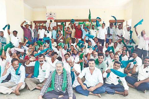ಕೆ.ಆರ್.ಸಾಗರ ಅಣೆಕಟ್ಟೆಯಿಂದ ನಾಲೆಗಳಿಗೆ ನೀರು ಹರಿಸುವಂತೆ ಒತ್ತಾಯಿಸಿ ರಾಜ್ಯ ರೈತ ಸಂಘದಿಂದ ಕೆ.ಆರ್.ಸಾಗರದಲ್ಲಿರುವ ಕಾವೇರಿ ನೀರಾವರಿ ನಿಗಮದ ಕಚೇರಿ ಮುಂಭಾಗ ಅಹೋರಾತ್ರಿ ಧರಣಿ ಆರಂಭಿಸಲಾಯಿತು.