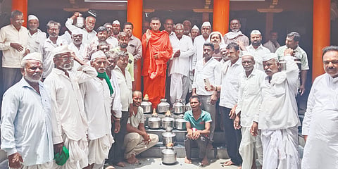 ಅಫಜಲಪುರದ ಶ್ರೀಗುರು ಮಳೇಂದ್ರ ಮಠದಲ್ಲಿ ಮಳೆಗಾಗಿ ಪ್ರಾರ್ಥಿಸಿ ಭಕ್ತರು ಭೀಮಾ ನದಿ ನೀರಿನಿಂದ ಶ್ರೀ ವಿಶ್ವರಾಧ್ಯ ಮಳೇಂದ್ರ ಶಿವಾಚಾರ್ಯರ ಪಾದಪೂಜೆ ನೆರವೇರಿಸಿದರು. ಮಲ್ಲಿಕಾರ್ಜುನ ವಾಳಿ, ಶಿವಪುತ್ರ ಬುರಲಿ, ದೇವೇಂದ್ರ ಹಾಳಕಿ ಇತರರಿದ್ದರು.