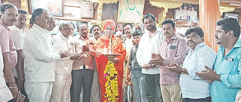 ಅಫಜಲಪುರದ ಶ್ರೀ ಗುರು ಮಳೇಂದ್ರ ಮಠದಲ್ಲಿ ಯಡಿಯೂರ ಸಿದ್ಧಲಿಂಗೇಶ್ವರ ಪುರಾಣ ಕಾರ್ಯಕ್ರಮವನ್ನು ಶ್ರೀ ವಿಶ್ವಾರಾಧ್ಯ ಮಳೇಂದ್ರ ಶಿವಾಚಾರ್ಯರು ಉದ್ಘಾಟಿಸಿದರು. ರಾಚಯ್ಯ ಶಾಸ್ತ್ರಿ, ಚಂದ್ರಶೇಖರ ಕರಜಗಿ, ಶಾಂತಯ್ಯ ಹಿರೇಮಠ, ಸಂಗ್ರಾಮಗೌಡ ಪಾಟೀಲ್​, ಸಿದ್ದರಾಮ ಗಣಾಚಾರಿ ಇತರರಿದ್ದರು.