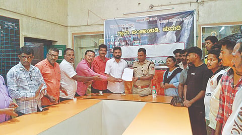 ತುಮರಿಯಲ್ಲಿ ಆಯೋಜಿಸಿದ್ದ ಸಾರ್ವಜನಿಕ ಕುಂದುಕೊರತೆ ಸಭೆಯಲ್ಲಿ ಡಾ. ಬೆನಕಪ್ರಸಾದ್​ ಅವರಿಗೆ ಸಾರ್ವಜನಿಕರು ಮನವಿ ಸಲ್ಲಿಸಿದರು. ಜಿ.ಟಿ.ಸತ್ಯನಾರಾಯಣ, ಗಣೇಶ್​ ಜಾಕಿ, ಸಂತೋಷ್​ಕುಮಾರ್​ ಶೆಟ್ಟಿ ಇತರರಿದ್ದರು.