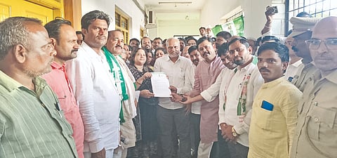 ಜೇವರ್ಗಿ ಮತಕ್ಷೇತ್ರದ ರೈತರಿಗೆ ಬೆಳೆ ವಿಮೆ ಪರಿಹಾರ ನೀಡಬೇಕು ಎಂದು ಒತ್ತಾಯಿಸಿ ಜೆಡಿಎಸ್​ನಿಂದ ಶುಕ್ರವಾರ ಪ್ರತಿಭಟನೆ ನಡೆಸಿ ಜಂಟಿ ಕೃಷಿ ನಿರ್ದೇಶಕ ಸಮದ್​ ಪಟೇಲ್​, ತಹಸೀಲ್ದಾರ್​ ಅಂಜುಮ್​ ತಬಸ್ಸುಮ್​ ಅವರಿಗೆ ಮನವಿಪತ್ರ ಸಲ್ಲಿಸಲಾಯಿತು. ದೊಡ್ಡಪ್ಪಗೌಡ ಪಾಟೀಲ್​, ರೌಫ್​ ಹವಲ್ದಾರ, ಗೌಲ್ಲಾಳಪ್ಪ ಕಡಿ, ರಮೇಶಬಾಬು ವಕೀಲ, ಬಸವರಾಜ ಪಾಟೀಲ್​ ನರಿಬೋಳ, ಪುಂಡಲಿಕ ಗಾಯಕವಾಡ, ಸಾಯಬಣ್ಣ ದೊಡ್ಡಮನಿ ಇತರರಿದ್ದರು.