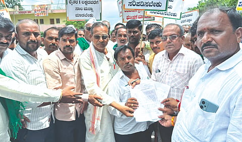 ಬಾಕಿ ಬೆಳೆ ವಿಮೆ ಪರಿಹಾರ ಬಿಡುಗಡೆ ಮಾಡುವಂತೆ ಒತ್ತಾಯಿಸಿ ಆಳಂದ ತಾಲೂಕಿನ ಖಜೂರಿ ಗ್ರಾಮದಲ್ಲಿ ರೈತರು ಪ್ರತಿಭಟನೆ ನಡೆಸಿ ಉಪ ತಹಸೀಲ್ದಾರ್​ಗೆ ಮನವಿಪತ್ರ ಸಲ್ಲಿಸಿದರು. ಶ್ರೀಕಾಂತ ಖೂನೆ, ವಿಜಯಕುಮಾರ ಢಗೆ, ಶಿವಪ್ಪ ಂಟೆ, ತಿಪ್ಪಣ್ಣ ಬಂಡೆ, ಕುಮಾರ ಬಂಡೆ ಇತರರಿದ್ದರು.