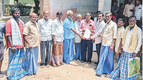 ಬರ ಪರಿಹಾರಕ್ಕಾಗಿ ಅಳವಂಡಿಯಲ್ಲಿ ಸೋಮವಾರ ಕೂಲಿ ಕಾರ್ಮಿಕರು ಉಪ ತಹಸಿಲ್ ಕಚೇರಿ ನೌಕರಗೆ ಮನವಿ ಸಲ್ಲಿಸಿದರು. ಪ್ರಮುಖರಾದ ಶಿವಗ್ಯಾನಪ್ಪ ನೀಲಿಹಿಂಡರ, ಯಂಕಪ್ಪ ಕಬ್ಬೇರ, ಕೊಟ್ರಪ್ಪ ಹಮ್ಮಗಿ, ಶರಣಪ್ಪ ಅಬ್ಬಿಗೇರಿ, ಶರಣಯ್ಯ ದೊಡ್ಡಮನಿ, ನಿಂಗಪ್ಪ ಮತ್ತೂರು, ರಾಮಣ್ಣ, ನೀಲಪ್ಪ, ನಿಂಗಪ್ಪ, ರಮೇಶ, ಭರಮಪ್ಪ, ಮಲ್ಲಪ್ಪ ಇತರರಿದ್ದರು.