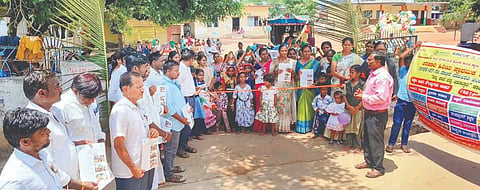 ಕೋಳೂರು ಗ್ರಾಮದಲ್ಲಿ ಮಕ್ಕಳ ದಾಖಲಾತಿ ಮತ್ತು ಹಾಜರಾತಿ ಆಂದೋಲನದ ಜಾಗೃತಿ ಜಾಥಾಕ್ಕೆ ಬಿಇಒ ಶೇಖರ್ ಹೊರಪೇಟಿ ಚಾಲನೆ ನೀಡಿದರು. ಮುಖ್ಯ ಶಿಕ್ಷಕ ಭೀಮೇಶ, ಪ್ರಮುಖರಾದ  ಸೈಯದ್, ವೀರೇಶ ಮೇಟಿ, ರವಿಚಂದ್ರ, ಹೇಮಾ, ಕಲ್ಲೇಶ ಇತರರಿದ್ದರು.