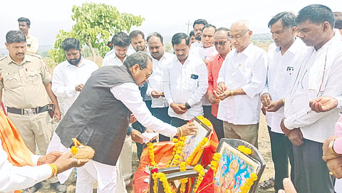 ಔರಾದ್​ನಲ್ಲಿ ಗುರುವಾರ ಛತ್ರಪತಿ ಸಂಭಾಜಿ ಮಹಾರಾಜರ ಜಯಂತಿ ಕಾರ್ಯಕ್ರಮದಲ್ಲಿ  ಮಹಾರಾಜರ ಭಾವಚಿತ್ರಕ್ಕೆ ಶಾಸಕ ಪ್ರಭು ಚವ್ಹಾಣ್​ ಪುಷ್ಪನಮನ ಅರ್ಪಿಸಿದರು. ಸಮಾಜದ ಪ್ರಮುಖರಾದ ಶಿವಾಜಿರಾವ ಪಾಟೀಲ ಮುಂಗನಾಳ, ಧೊಂಡಿಬಾ ನರೋಟೆ, ಪ್ರವಿಣ ಕಾರಬಾರಿ, ವೆಂಕಟರಾವ ನೆಳಗೆ, ಕಮಲಾಕರ ಗುರೂಜಿ, ಕೇರಬಾ ಪವಾರ್​ ಇತರರಿದ್ದರು.